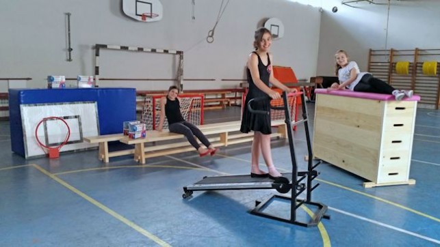 Novo lice sale za fizičko vaspitanje obojeno toplim bojama