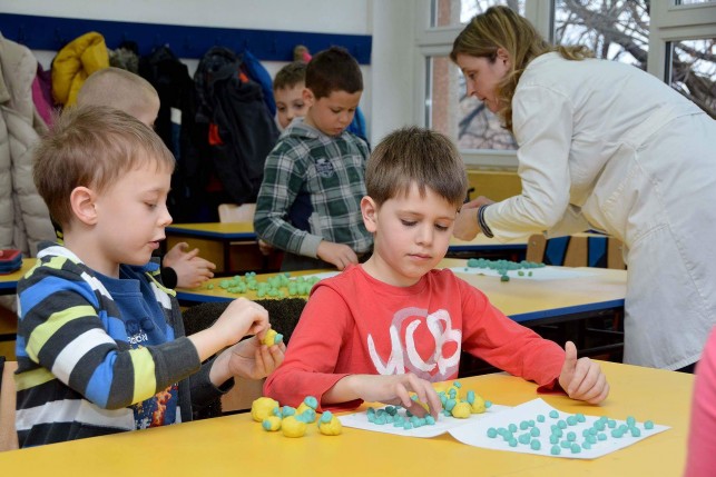 MOLEKULI I ATOMI U RUKAMA PRVAČIĆA